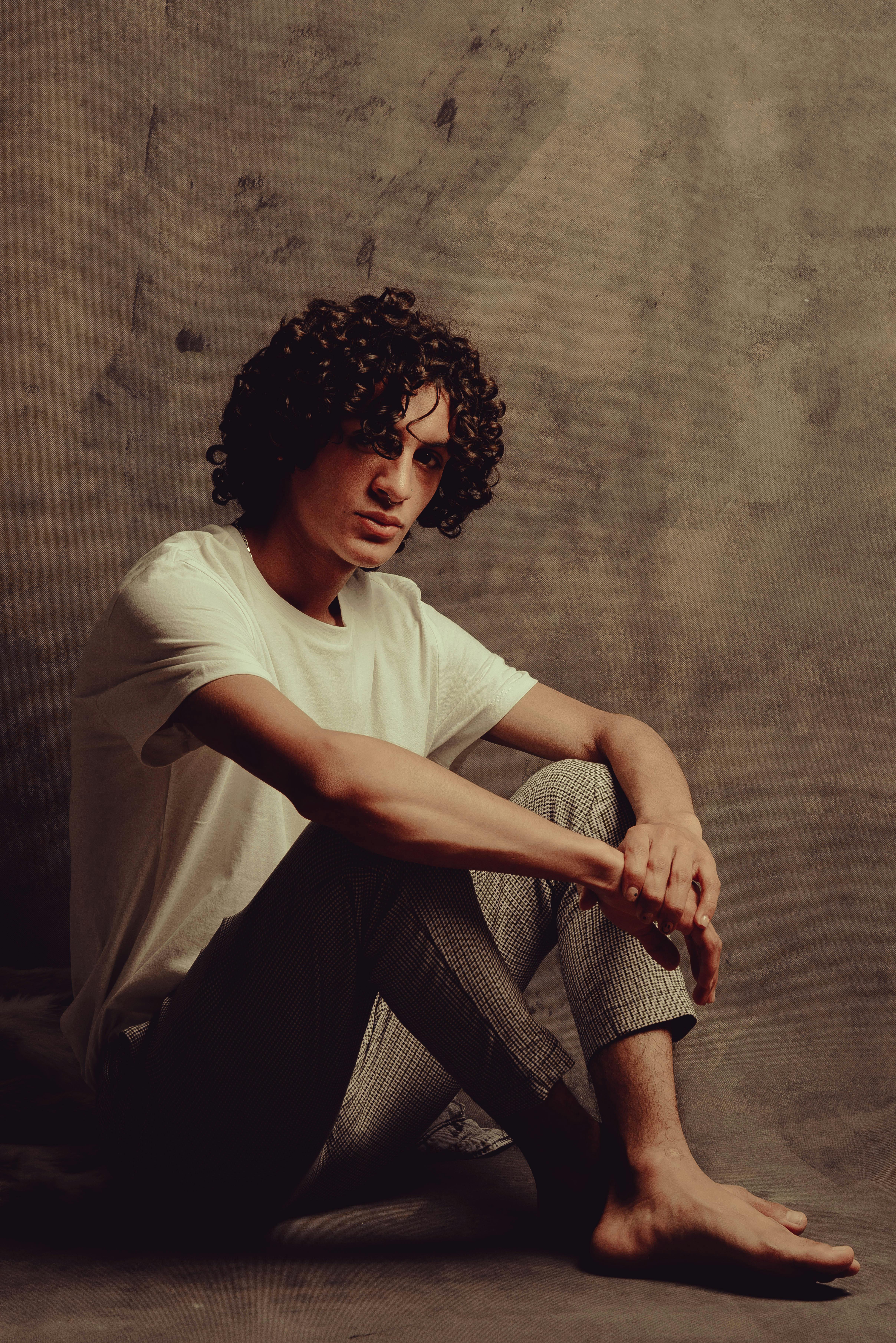 bezplatná Základová fotografie zdarma na téma #krytý, bílé tričko, introspektivní Základová fotografie