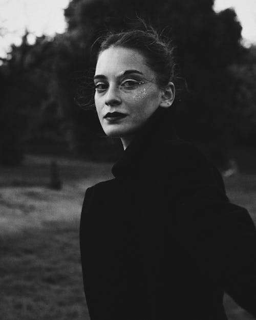 Fotos de stock gratuitas de abrigo negro, blanco y negro, glamour