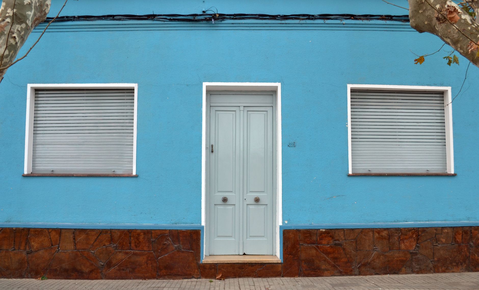 https://www.pexels.com/photo/shutters-in-house-windows-16791778/