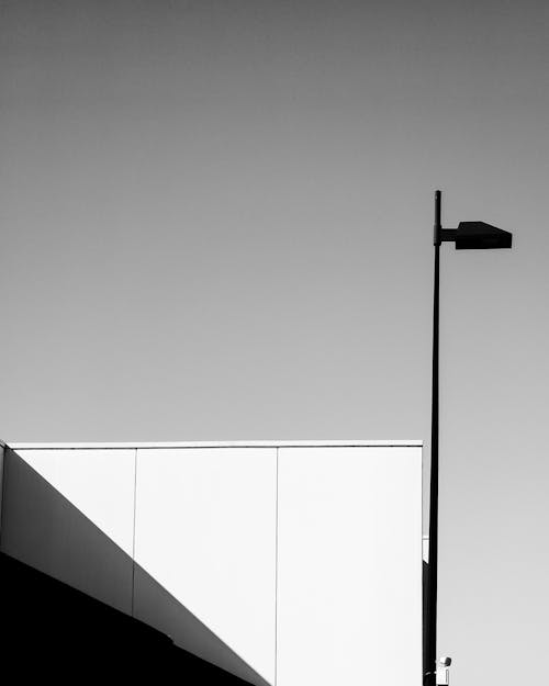 Foto d'estoc gratuïta de blanc i negre, edifici, fanal