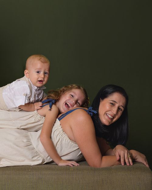 Free A heartwarming indoor portrait of a mother with her children, symbolizing love and happiness. Stock Photo