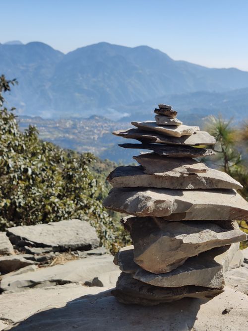 Free Serene stone cairn with a breathtaking mountain backdrop in Kathmandu, perfect for meditation and tranquility. Stock Photo