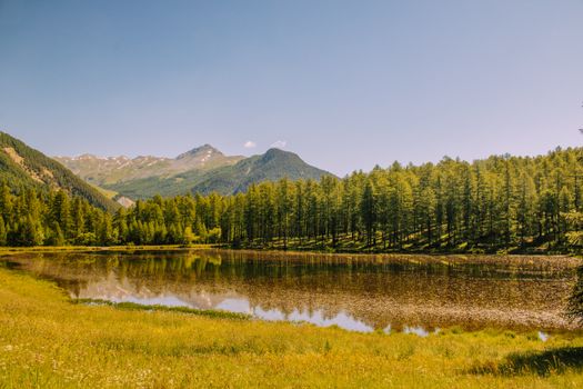Un tableau vivant d'un lac devant une montagne en pleine nature