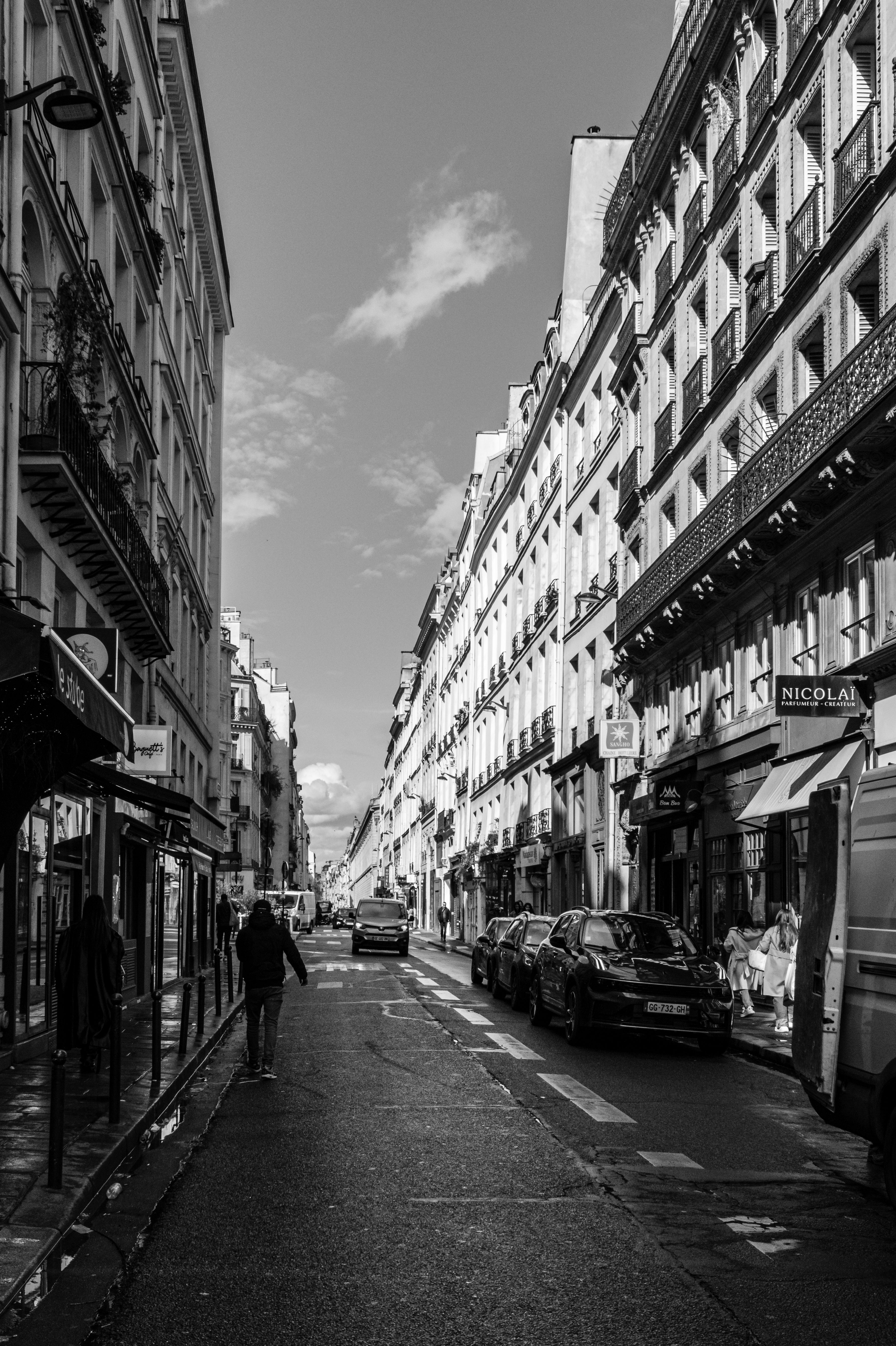 Street in City in Black and White · Free Stock Photo