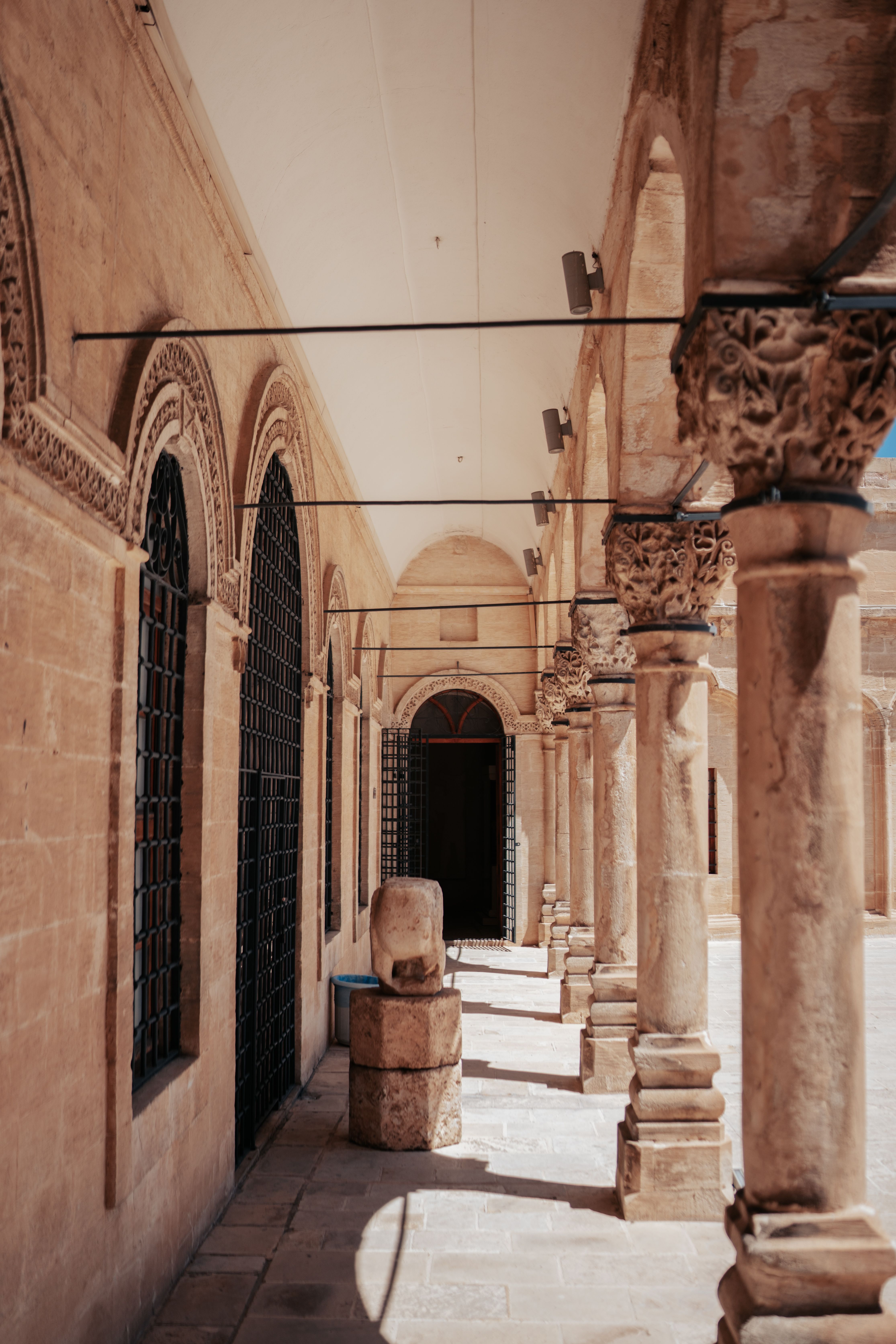 Photo gratuite de architecture moderne, citadin, colonnes, corridor ...