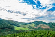 青山秀美，云空缥缈，勾勒出一片宁静的山景