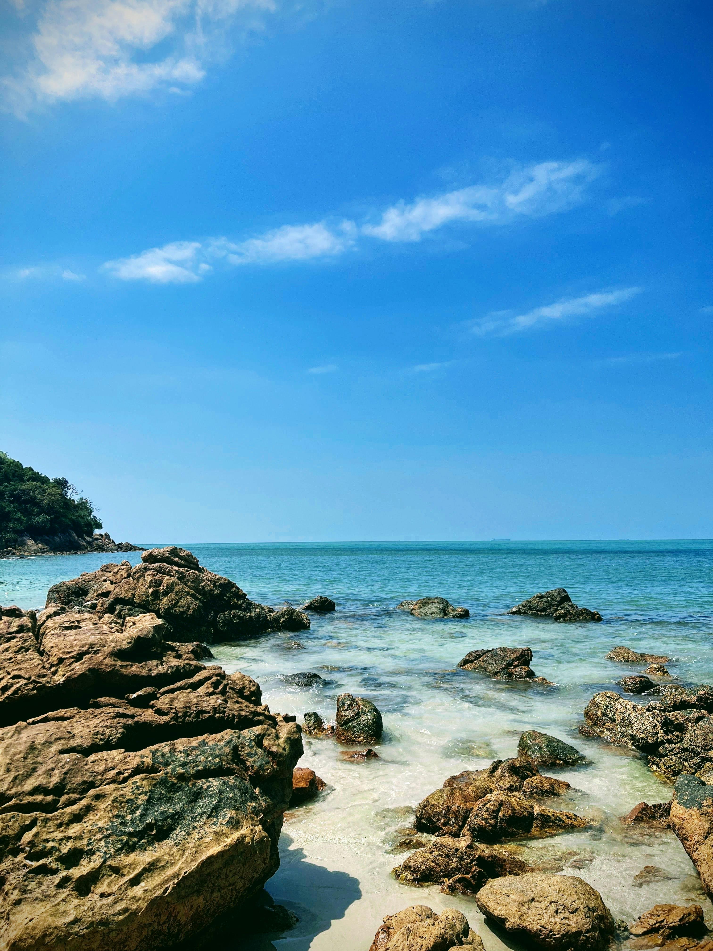 Rocks on Beach · Free Stock Photo, image size:3024x4032