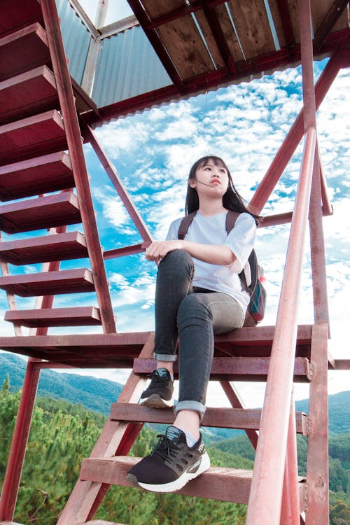Kostenlos Foto Des Mädchens, Das Auf Treppen Sitzt Stock-Foto