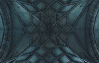 昏暗的灯光下，复杂的哥特式天花板设计展示了大教堂的建筑特色