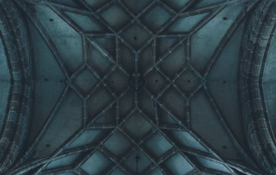 昏暗的灯光下，复杂的哥特式天花板设计展示了大教堂的建筑特色