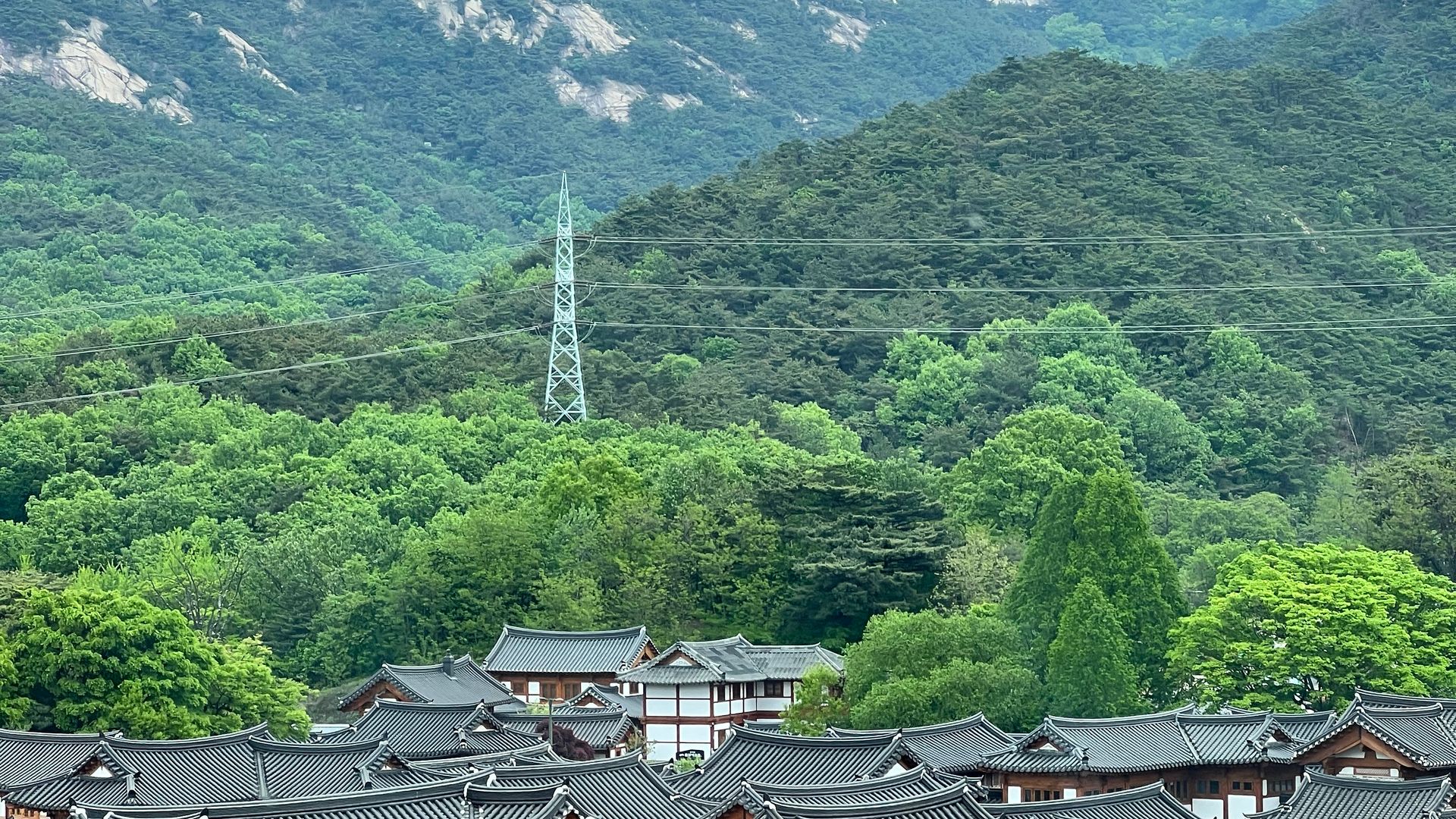 Eunpyeong Hanok Village sebagai desa budaya Korea dengan latar Bukhansan