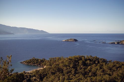 Free A beautiful island landscape with a blue sea under clear skies, ideal for summer travel. Stock Photo