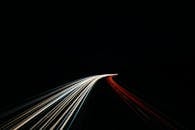 动态长曝光捕捉了夜间高速公路上光痕的轨迹