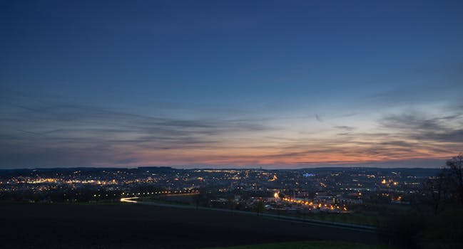 黄昏时分，迷人的城市映照着充满活力的天空和灯火通明的街道