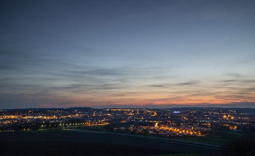 Stadtbild über Dem Horizont In Der Abenddämmerung
