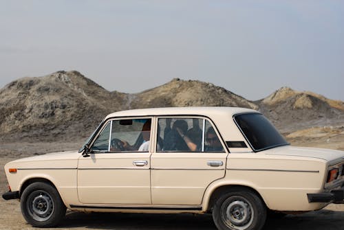 çöl, eski, eski model araba içeren Ücretsiz stok fotoğraf