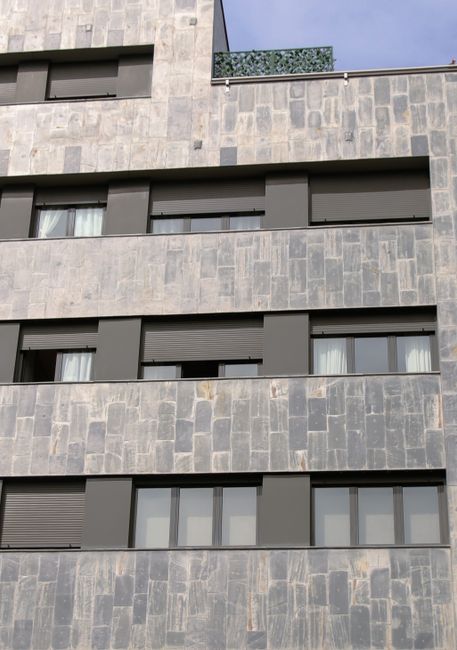 Fotomural Acercamiento de la fachada de un edificio contemporáneo con múltiples ventanas.