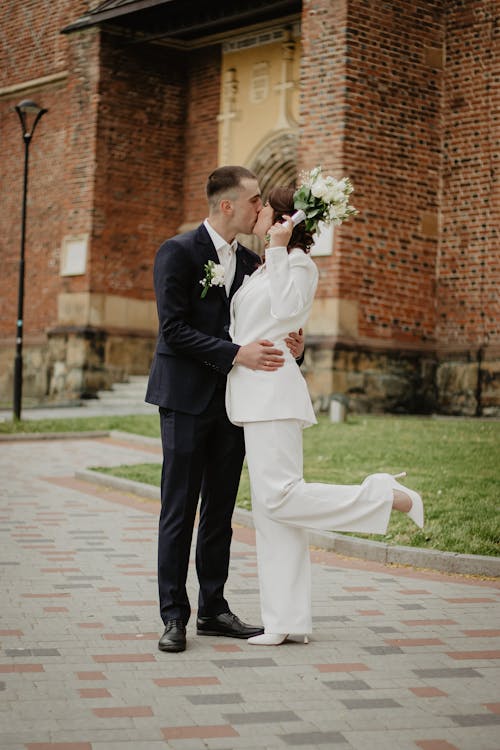 Foto d'estoc gratuïta de amor, besant, boda