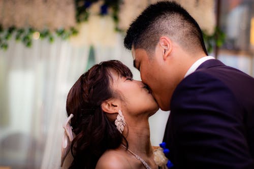 คลังภาพถ่ายฟรี ของ การจูบ, ชุดแต่งงาน, ถ่ายภาพงานแต่งงาน