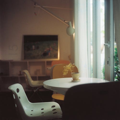 Foto profissional grátis de cadeiras, cômodo, janela