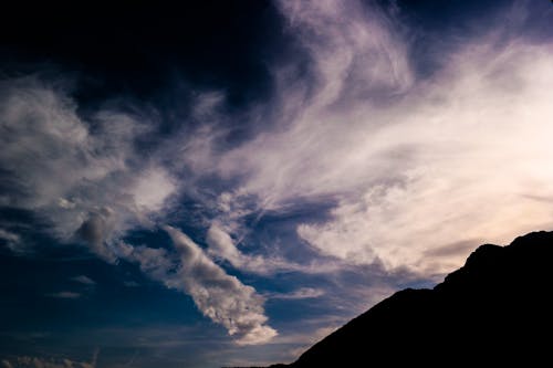 gratis Silhouet Van Berg Onder Witte Wolken Stockfoto