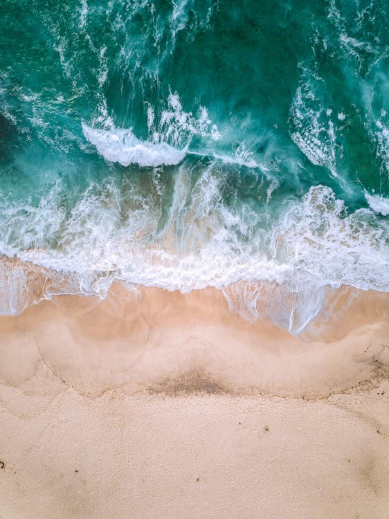 Free Luftaufnahmen Von Brechenden Wellen An Der Küste Stock Photo
