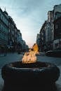 黄昏时分，城市街道上的永恒火焰映照着迷人的城市场景