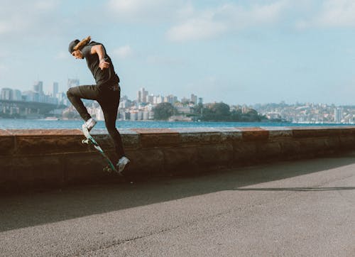 Mann, Der Tricks Auf Skateboard Tut