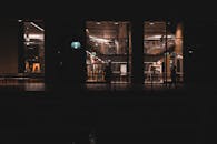 现代建筑的立面在夜间展示出轮廓和灯光