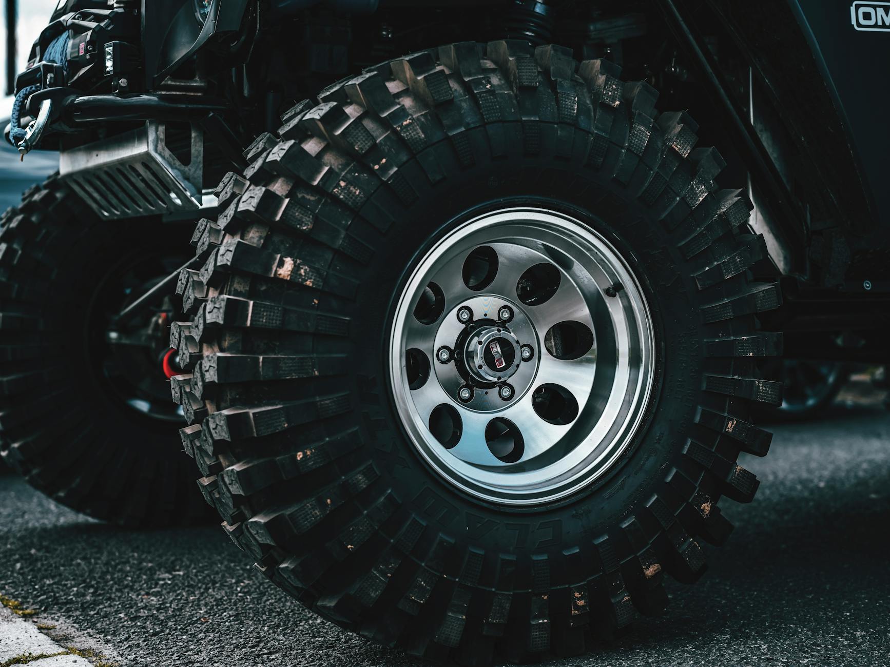 https://www.pexels.com/photo/wheel-of-an-off-road-car-16805260/