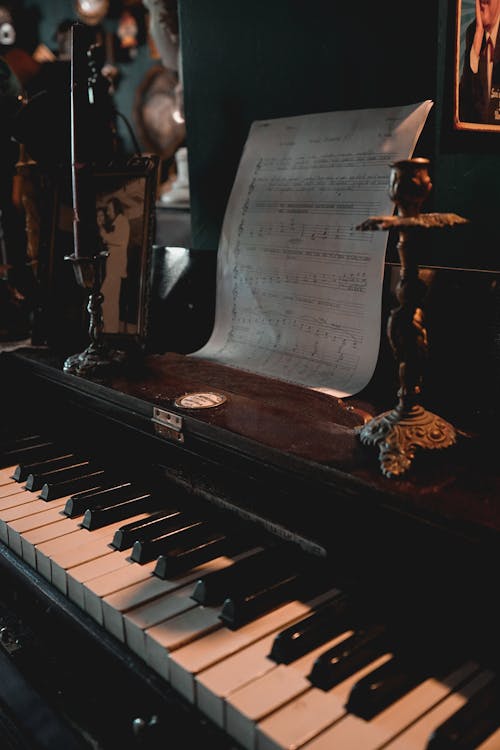 Vintage Notes on Piano