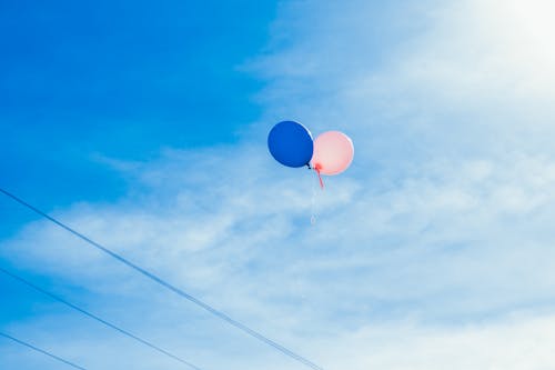 粉色和藍色乳膠氣球