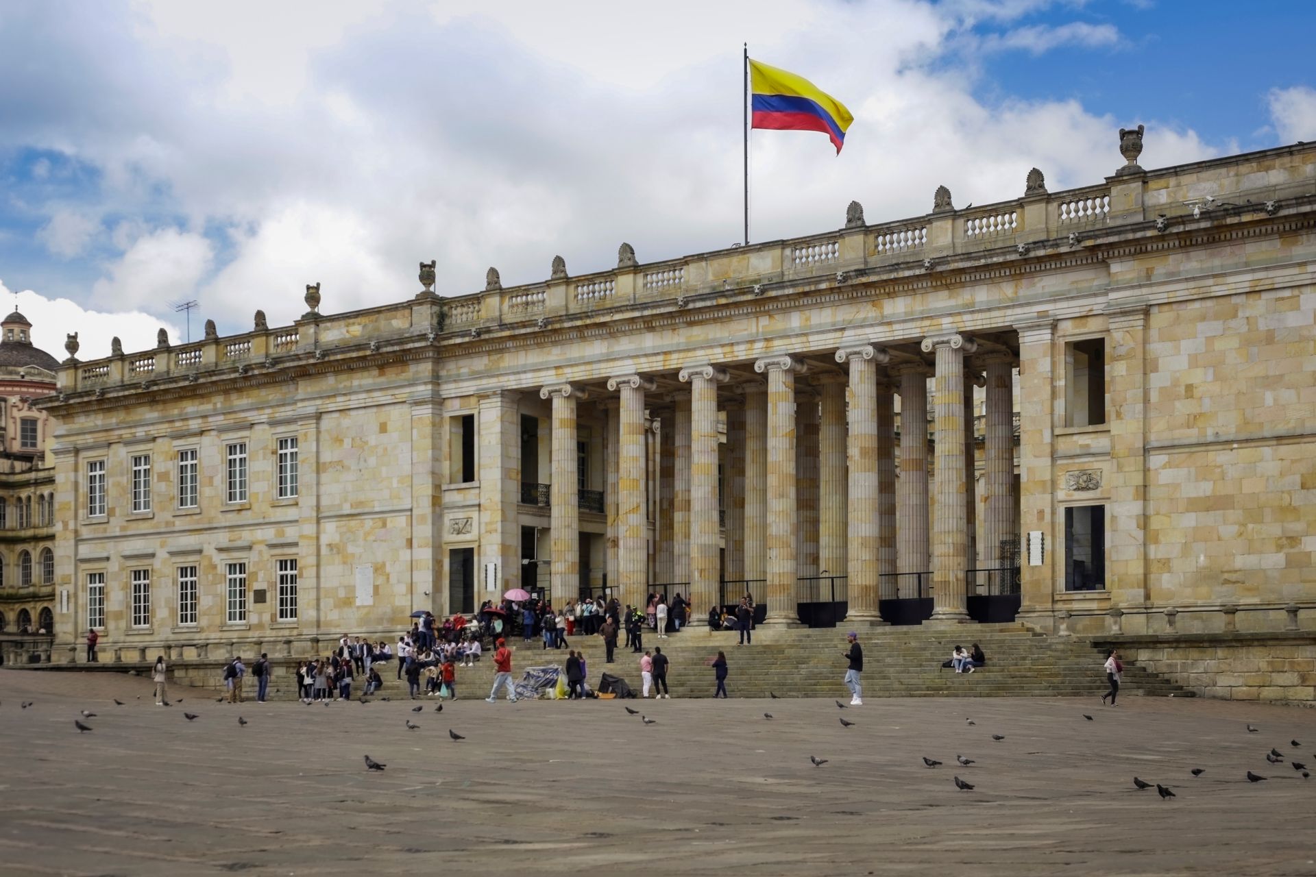 La bandera de Colombia frente a un edificio oficial
