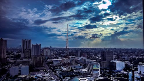 gratis Luchtfoto Van De Stad Tijdens Bewolkte Hemel Stockfoto