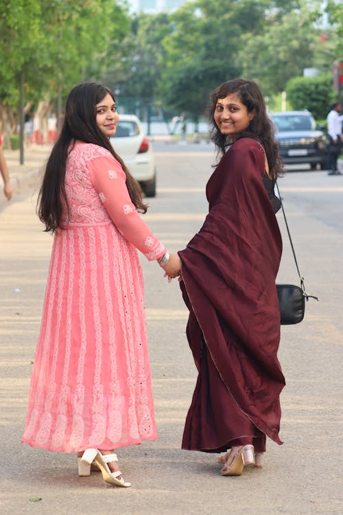 Fotobanka s bezplatnými fotkami na tému chôdza, držanie za ruky, indické ženy