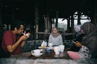 朋友们在乡村咖啡馆里喝咖啡聊天，共享时光