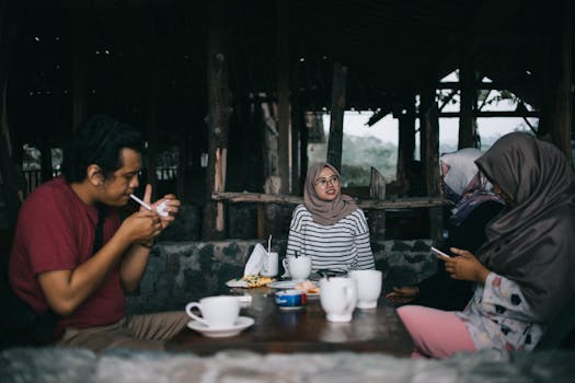 朋友们在乡村咖啡馆里喝咖啡聊天，共享时光