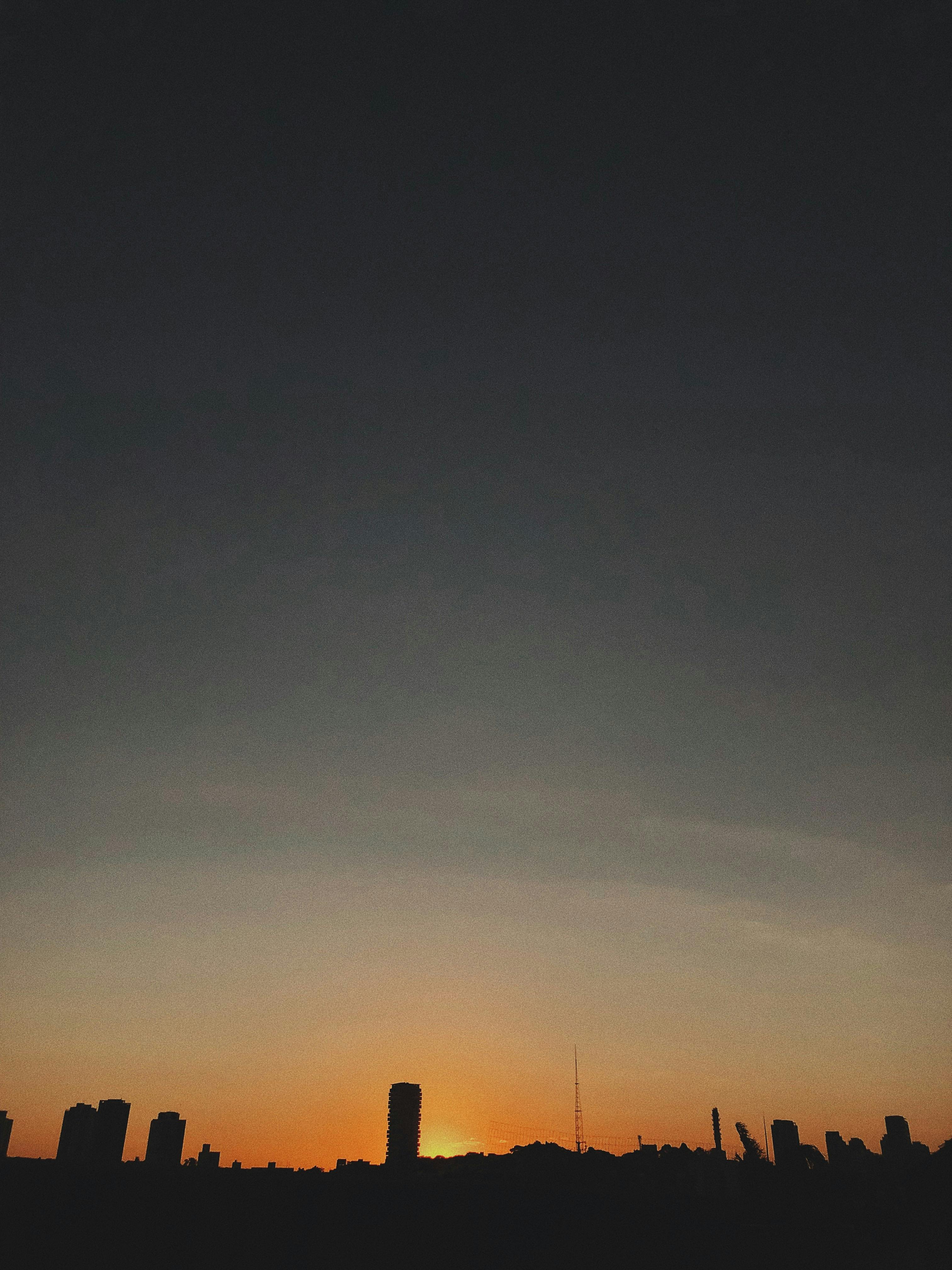 日落时分，色彩缤纷的城市景观轮廓令人惊叹，非常适合城市主题