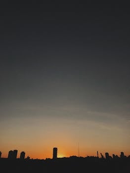 日落时分，色彩缤纷的城市景观轮廓令人惊叹，非常适合城市主题