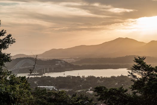 日落时分，河上桥梁的景色令人惊叹，捕捉到了大自然之美的本质