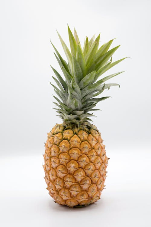 Безкоштовне стокове фото на тему «ананас, білий фон, вертикальні постріл»