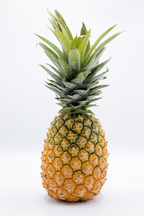 Безкоштовне стокове фото на тему «ананас, білий фон, вертикальні постріл»