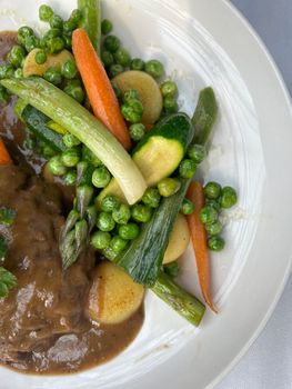 Épaule d'agneau mijotée à l'espagnole avec des haricots