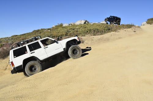 araba, çöl, grand cherokee içeren Ücretsiz stok fotoğraf