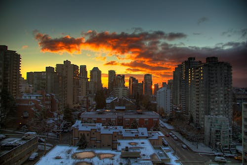 Bâtiments De La Ville Au Coucher Du Soleil