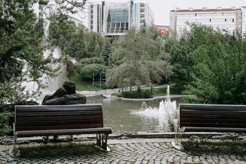 ahşap banklar, Bahçe, Çeşme içeren Ücretsiz stok fotoğraf