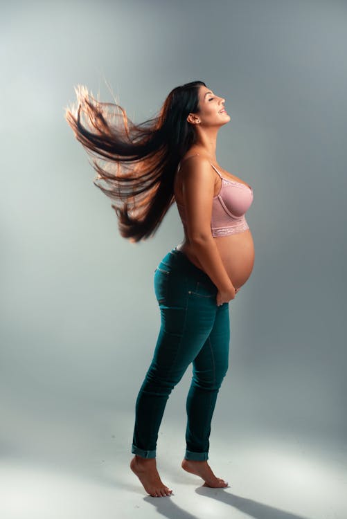 Δωρεάν στοκ φωτογραφιών με γκρι φόντο, γυναίκα, έγκυος