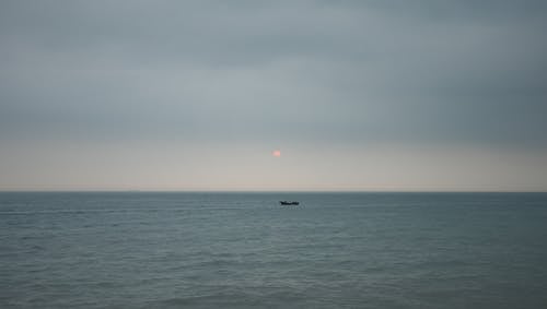 Immagine gratuita di barca, cielo coperto, distanza