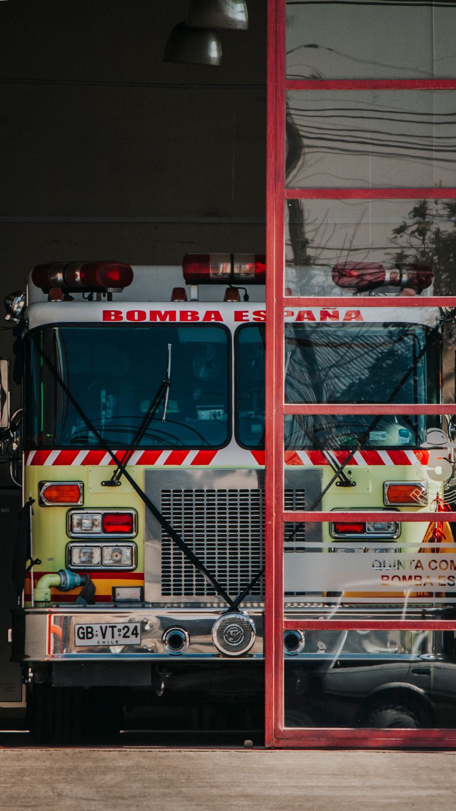 Camión de bomberos español tras las puertas del parque