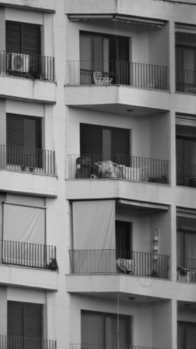 fachada urbana con balcones